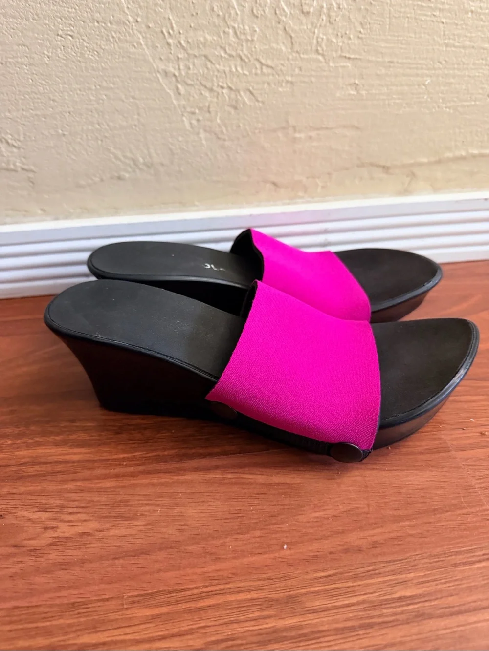 Onesole Slide Wedges with Bright Fuchsia Strap With 6 Extra Straps